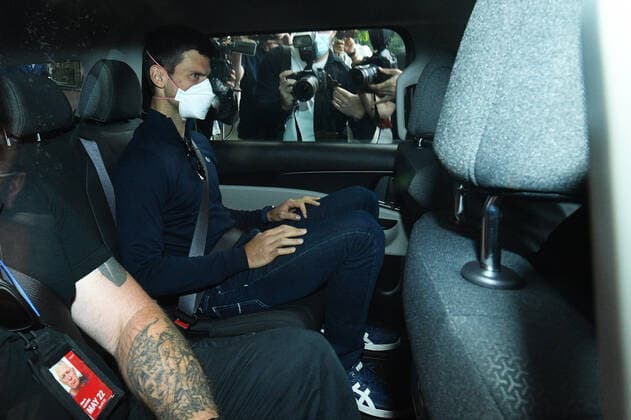 Tennis, Australian Open, Novak Djokovic auf dem zur Anhörung vor Gericht in Melbourne TENNIS NOVAK DJOKOVIC VISA, Serbian tennis player Novak Djokovic (centre) departs from the Park Hotel government detention facility before attending a court hearing at his lawyers office in Melbourne, Sunday, January 16, 2022. Novak Djokovic still faces uncertainty as to whether he can compete in the Australian Open, despite being announced in the tournament draw. ( NO ARCHIVING, EDITORIAL USE ONLY, NO USE IN BOOKS WITHOUT CONSENT MELBOURNE VIC AUSTRALIA  Copyright: xJAMESxROSSx 0147797647st