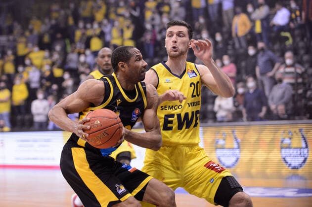 Tremmell Darden (21 Riesen Ludwigsburg) gegen Michal Michalak (20 EWE Baskets Oldenburg) bei der Partie EWE Baskets Oldenburg vs MHP Riesen Ludwigsburg. Basketball, easyCredit BBL, Saison 2021 2022, 16. Spieltag, 15.01.2022. Copyright: xErikxHillmer EIBNERx EP_EHR EWE Baskets Oldenburg vs MHP Riesen Ludwigsburg. Basketball, easyCredit BBL, Saison 2021 2022, 16. Spieltag, 15.01.2022 Oldenburg Copyright: xErikxHillmer EIBNERx EP_EHR
