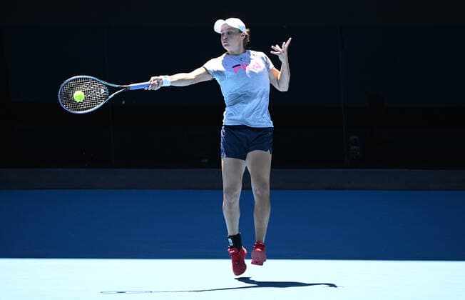TENNIS AUSTRALIAN OPEN PRACTICE, Ashleigh Barty of Australia is seen during a practice session ahead of the Australian Open, at Melbourne Park in Melbourne, Sunday, January 16, 2022. ( NO ARCHIVING, EDITORIAL USE ONLY, NO USE IN BOOKS WITHOUT CONSENT MELBOURNE VIC AUSTRALIA  Copyright: xDAVExHUNTx 20220116001613842207