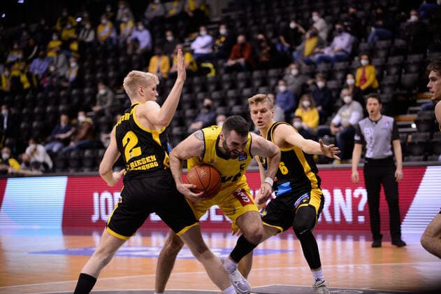 Matt Farrell (5 EWE Baskets Oldenburg) gegen Jacob Patrick (2 Riesen Ludwigsburg) und Johannes Patrick (6 Riesen Ludwigsburg) bei der Partie EWE Baskets Oldenburg vs MHP Riesen Ludwigsburg. Basketball, easyCredit BBL, Saison 2021 2022, 16. Spieltag, 15.01.2022. Copyright: xErikxHillmer EIBNERx EP_EHR EWE Baskets Oldenburg vs MHP Riesen Ludwigsburg. Basketball, easyCredit BBL, Saison 2021 2022, 16. Spieltag, 15.01.2022 Oldenburg Copyright: xErikxHillmer EIBNERx EP_EHR