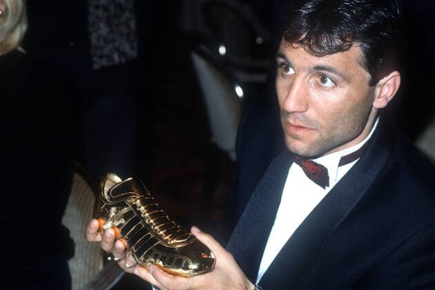 Fußball, Goldener Schuh 1989 1990 Gala in Bonn Welt-Fussball-Gala im Bonner Maritim Hotel, Ehrungen für die Saison 89 90, Christo Stoitschkow mit dem Goldenen Schuh, 07.01.1991, Bild: *** Sport Welt football gala at the Maritim Hotel in Bonn, honors for the 89 90 season, Christo Stoitschkow with the Golden Shoe, 07 01 1991, picture