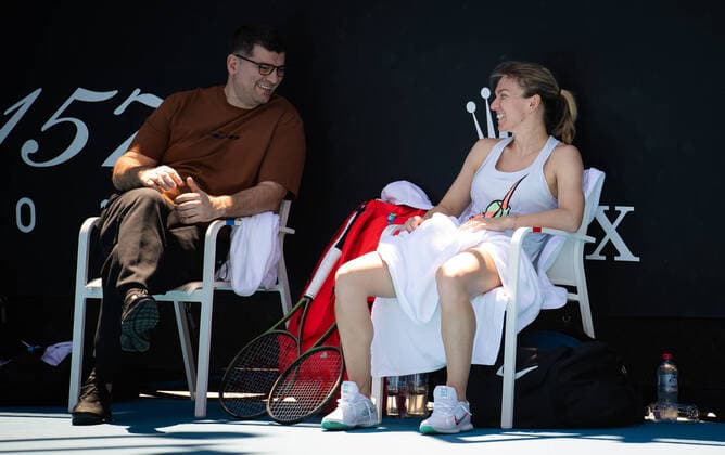 January 16, 2022, MELBOURNE, AUSTRALIA: Simona Halep of Romania with husband Toni Iuruc during practice ahead of the 2022 Australian Open Grand Slam tennis tournament MELBOURNE AUSTRALIA - ZUMAa181 20220116_zaa_a181_116 Copyright: xRobxPrangex