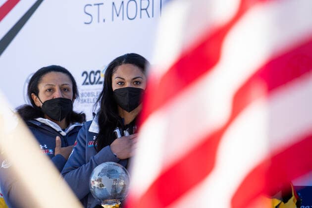 Sport Bilder des Tages Elana Meyers Taylor, Kaysha Love (USA) bei der Nationalhymne beim Sieg im Gesamtweltcup, CH, IBSF Weltcup und Europameisterschaft, St. Moritz Zweierbob Damen, 16.01.2022, Saison 2021 2022 CH, IBSF Weltcup und Europameisterschaft, St. Moritz Zweierbob Damen, 16.01.2022, Saison 2021 2022 Copyright: xEibner Memmlerx EP_MMR