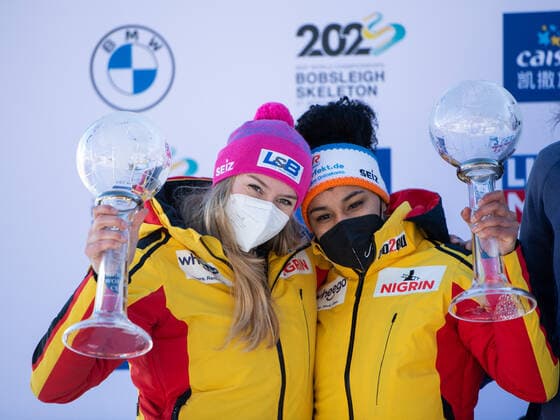 Sport Bilder des Tages Laura Nolte, Deborah Levi (Deutschland, BSC Winterberg) auf dem Podium fuer Platz 2 im Gesamtweltcup, CH, IBSF Weltcup und Europameisterschaft, St. Moritz Zweierbob Damen, 16.01.2022, Saison 2021 2022 CH, IBSF Weltcup und Europameisterschaft, St. Moritz Zweierbob Damen, 16.01.2022, Saison 2021 2022 Copyright: xEibner Memmlerx EP_MMR
