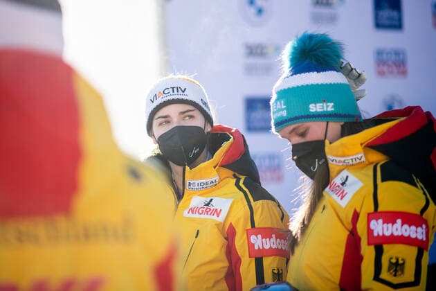 Kim Kalicki, Lisa Buckwitz (Deutschland) beim Interview, CH, IBSF Weltcup und Europameisterschaft, St. Moritz Zweierbob Damen, 16.01.2022, Saison 2021 2022 CH, IBSF Weltcup und Europameisterschaft, St. Moritz Zweierbob Damen, 16.01.2022, Saison 2021 2022 Copyright: xEibner Memmlerx EP_MMR