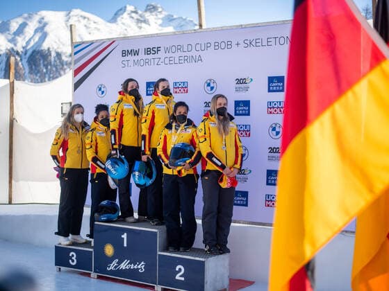 Bilder des Jahres 2022, Sport 01 Januar Sport Themen der Woche KW02 Sport Bilder des Tages Podium mit Laura Nolte, Deborah Levi (Deutschland, BSC Winterberg), Kim Kalicki, Lisa Buckwitz (Deutschland), Mariama Jamanka, Kira Lipperheide (Deutschland) beim deutschen Dreifachsieg, CH, IBSF Weltcup und Europameisterschaft, St. Moritz Zweierbob Damen, 16.01.2022, Saison 2021 2022 CH, IBSF Weltcup und Europameisterschaft, St. Moritz Zweierbob Damen, 16.01.2022, Saison 2021 2022 *** Podium with Laura Nolte, Deborah Levi Germany, BSC Winterberg , Kim Kalicki, Lisa Buckwitz Germany , Mariama Jamanka, Kira Lipperheide Germany at the German triple victory, CH, IBSF World Cup and European Championship, St Moritz two-man bobsleigh women, 16 01 2022, season 2021 2022 CH, IBSF World Cup and European Championship, St Moritz two-man bobsleigh women, 16 01 2022, season 2021 2022 Copyright: xEibner Memmlerx EP_MMR
