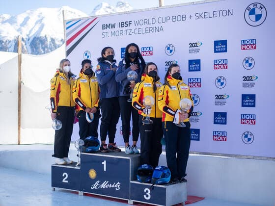 Podium fuer den Gesamtweltcup mit Laura Nolte, Deborah Levi (Deutschland, BSC Winterberg), Elana Meyers Taylor, Kaysha Love (USA), Kim Kalicki, Lisa Buckwitz (Deutschland), CH, IBSF Weltcup und Europameisterschaft, St. Moritz Zweierbob Damen, 16.01.2022, Saison 2021 2022 CH, IBSF Weltcup und Europameisterschaft, St. Moritz Zweierbob Damen, 16.01.2022, Saison 2021 2022 Copyright: xEibner Memmlerx EP_MMR