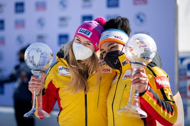 Laura Nolte, Deborah Levi (Deutschland, BSC Winterberg) jubeln mit der Kristallkugel fuer Platz 2 im Gesamtweltcup, CH, IBSF Weltcup und Europameisterschaft, St. Moritz Zweierbob Damen, 16.01.2022, Saison 2021 2022 CH, IBSF Weltcup und Europameisterschaft, St. Moritz Zweierbob Damen, 16.01.2022, Saison 2021 2022 Copyright: xEibner Memmlerx EP_MMR