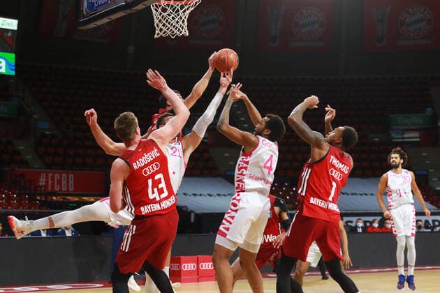 1 Deshaun Thomas43 Leon Radosevic (FCBB) gegen 21 Leon Kratzer, 4 Justin Gorham (Bonn) Basketball BBL FC Bayern München - Telekom Baskets Bonn im Audi Dome am 16.01.2022 FOTO: Mladen Lackovic LakoPress