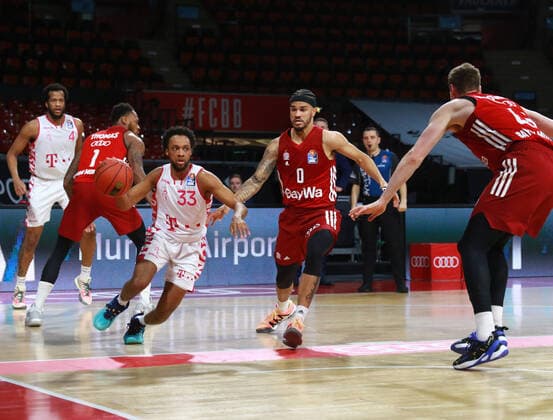 0 Nick Weiler-Babb (FCBB) gegen 33 Parker Jackson-Cartwright (Bonn) weiss Basketball BBL FC Bayern München - Telekom Baskets Bonn im Audi Dome am 16.01.2022 FOTO: Mladen Lackovic LakoPress