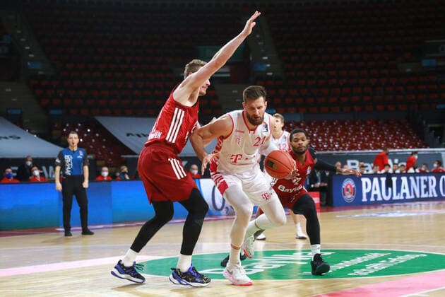 43 Leon Radosevic (FCBB) gegen 21 Leon Kratzer (Bonn) Basketball BBL FC Bayern München - Telekom Baskets Bonn im Audi Dome am 16.01.2022 FOTO: Mladen Lackovic LakoPress