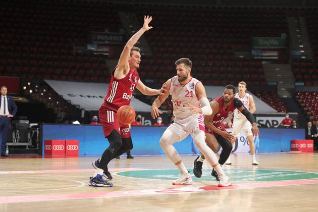 Leon Radosevic (Bayern Basketball, 43) versucht Leon Kratzer (Telekom Baskets Bonn, 21) zu blocken GER, FC Bayern Basketball vs. Telekom Baskets Bonn, 1. Bundesliga, Saison 2021 2022, 16.01.2022, GER, FC Bayern Basketball vs. Telekom Baskets Bonnl, 1. Bundesliga, Saison 2021 2022, 16.01.2022, Muenchen Copyright: xMarcelxEngelbrechtx Eibner-Pressefotox EP_met