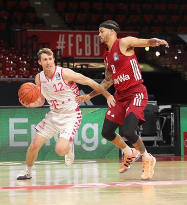 Zweikampf zwischen Skyler Bowlin (Telekom Baskets Bonn, 12) und Nick Weiler-Babb (Bayern Basketball, 0) GER, FC Bayern Basketball vs. Telekom Baskets Bonn, 1. Bundesliga, Saison 2021 2022, 16.01.2022, GER, FC Bayern Basketball vs. Telekom Baskets Bonnl, 1. Bundesliga, Saison 2021 2022, 16.01.2022, Muenchen Copyright: xMarcelxEngelbrechtx Eibner-Pressefotox EP_met