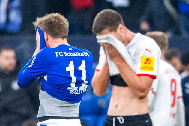 Bilder des Jahres 2022, Sport 01 Januar Sport Themen der Woche KW02 Sport Bilder des Tages Fußball: 2. Bundesliga, Saison 2021 2022, 19. Spieltag, FC Schalke 04 - Holstein Kiel am 16.01.2022 in der Veltins Arena in Gelsenkirchen. Schalkes Marius Bülter (l) und Kiels Patrick Erras sind enttäuscht. DFL REGULATIONS PROHIBIT ANY USE OF PHOTOGRAPHS AS IMAGE SEQUENCES AND OR QUASI-VIDEO. *** Soccer 2 Bundesliga, season 2021 2022, 19 matchday, FC Schalke 04 Holstein Kiel on 16 01 2022 at the Veltins Arena in Gelsenkirchen Schalkes Marius Bülter l and Kiels Patrick Erras are disappointed DFL REGULATIONS PROHIBIT ANY USE OF PHOTOGRAPHS AS IMAGE SEQUENCES AND OR QUASI VIDEO Copyright: xInderlied Kirchner-Mediax