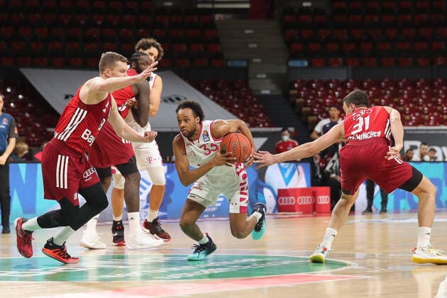 Andreas Obst (Bayern Basketball, 13) und Zan Mark Sisko (Bayern Basketball, 31) versuchen Parker Jackson-Cartwright (Telekom Baskets Bonn, 33) zu stoppen. GER, FC Bayern Basketball vs. Telekom Baskets Bonn, 1. Bundesliga, Saison 2021 2022, 16.01.2022, GER, FC Bayern Basketball vs. Telekom Baskets Bonnl, 1. Bundesliga, Saison 2021 2022, 16.01.2022, Muenchen Copyright: xEIBNER MarcelxEngelbrechtx EP_EER