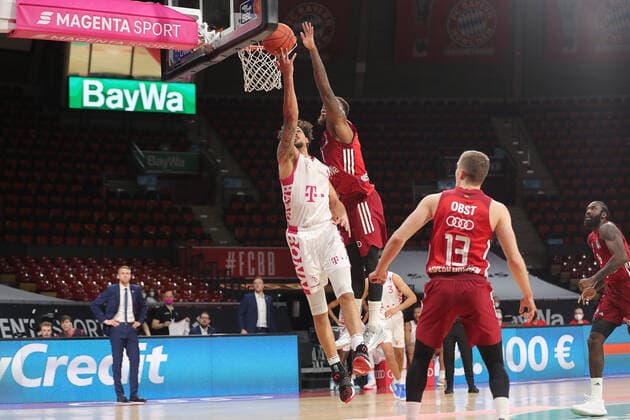Deshaun Thomas (Bayern Basketball, 1) blockt Michael Kessens (Telekom Baskets Bonn, 6) GER, FC Bayern Basketball vs. Telekom Baskets Bonn, 1. Bundesliga, Saison 2021 2022, 16.01.2022, GER, FC Bayern Basketball vs. Telekom Baskets Bonnl, 1. Bundesliga, Saison 2021 2022, 16.01.2022, Muenchen Copyright: xEIBNER MarcelxEngelbrechtx EP_EER