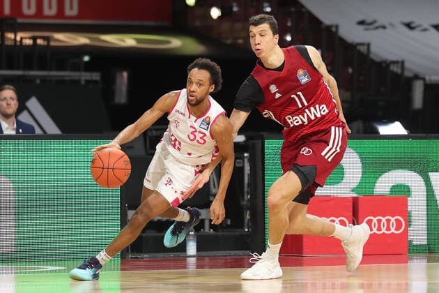 Zweikampf zwischen Parker Jackson-Cartwright (Telekom Baskets Bonn, 33) und Vladimir Lucic (Bayern Basketball, 11) GER, FC Bayern Basketball vs. Telekom Baskets Bonn, 1. Bundesliga, Saison 2021 2022, 16.01.2022, GER, FC Bayern Basketball vs. Telekom Baskets Bonnl, 1. Bundesliga, Saison 2021 2022, 16.01.2022, Muenchen Copyright: xEIBNER MarcelxEngelbrechtx EP_EER