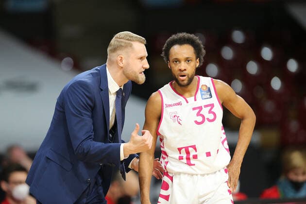 Tuomas Iisalo (Telekom Baskets Bonn, Chef-Trainer) gibt Anweisungen an Parker Jackson-Cartwright (Telekom Baskets Bonn, 33) GER, FC Bayern Basketball vs. Telekom Baskets Bonn, 1. Bundesliga, Saison 2021 2022, 16.01.2022, GER, FC Bayern Basketball vs. Telekom Baskets Bonnl, 1. Bundesliga, Saison 2021 2022, 16.01.2022, Muenchen Copyright: xEIBNER MarcelxEngelbrechtx EP_EER