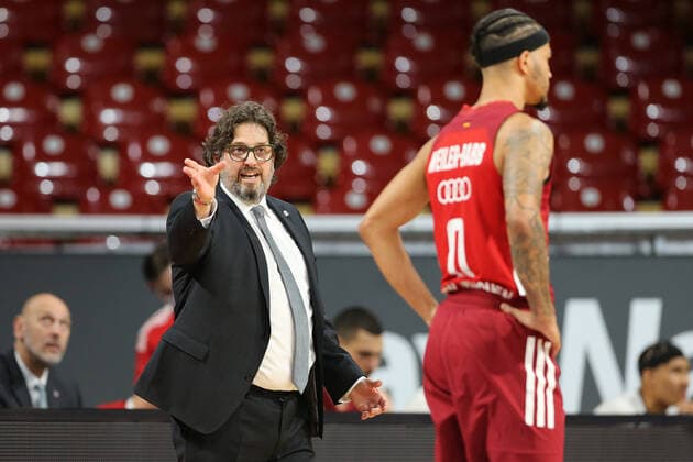 Andrea Trinchieri (Bayern Basketball, Chef-Trainer) gibt Anweisungen an Nick Weiler-Babb (Bayern Basketball, 0) GER, FC Bayern Basketball vs. Telekom Baskets Bonn, 1. Bundesliga, Saison 2021 2022, 16.01.2022, GER, FC Bayern Basketball vs. Telekom Baskets Bonnl, 1. Bundesliga, Saison 2021 2022, 16.01.2022, Muenchen Copyright: xEIBNER MarcelxEngelbrechtx EP_EER