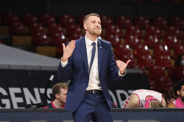 Tuomas Iisalo (Telekom Baskets Bonn, Chef-Trainer) gestikuliert. GER, FC Bayern Basketball vs. Telekom Baskets Bonn, 1. Bundesliga, Saison 2021 2022, 16.01.2022, GER, FC Bayern Basketball vs. Telekom Baskets Bonnl, 1. Bundesliga, Saison 2021 2022, 16.01.2022, Muenchen Copyright: xEIBNER MarcelxEngelbrechtx EP_EER