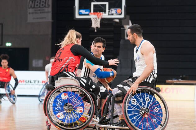 Rollstuhlbasketball Bundesliga, Hamburg 16.01.2022 Rollstuhlbasketball Bundesliga, BG Baskets Hamburg vs. Doneck Dolphins Trier, Alireza Ahmadi ( 10 BG Baskets Hamburg), Nathalie Passiwan ( 6 Doneck Dolphins Trier) Copyright: xBEAUTIFULxSPORTS Mohwinkelx