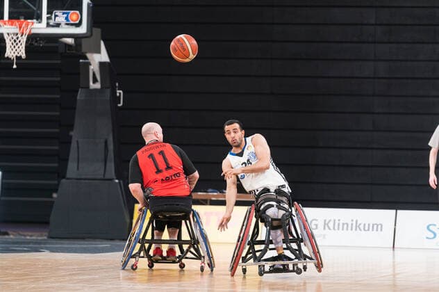 Sport Bilder des Tages Rollstuhlbasketball Bundesliga, Hamburg 16.01.2022 Rollstuhlbasketball Bundesliga, BG Baskets Hamburg vs. Doneck Dolphins Trier, Mojtaba Kamali ( 24 BG Baskets Hamburg), Dirk Passiwan ( 11 Doneck Dolphins Trier) Copyright: xBEAUTIFULxSPORTS Mohwinkelx
