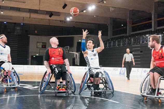 Rollstuhlbasketball Bundesliga, Hamburg 16.01.2022 Rollstuhlbasketball Bundesliga, BG Baskets Hamburg vs. Doneck Dolphins Trier, Alireza Ahmadi ( 10 BG Baskets Hamburg), Dirk Passiwan ( 11 Doneck Dolphins Trier) Copyright: xBEAUTIFULxSPORTS Mohwinkelx