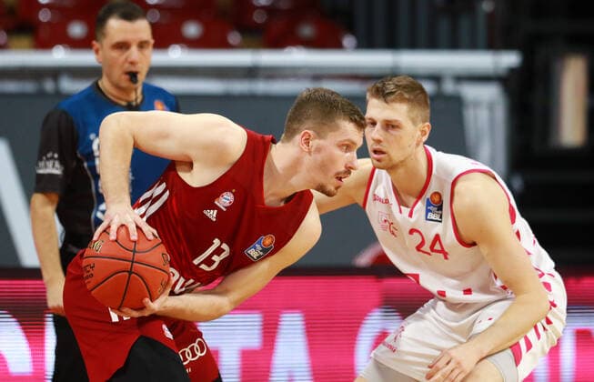 13 Andreas Obst (FCBB) rot gegen 24 Tim Hasbargen (Bonn) Basketball BBL FC Bayern München - Telekom Baskets Bonn im Audi Dome am 16.01.2022 FOTO: Mladen Lackovic LakoPress