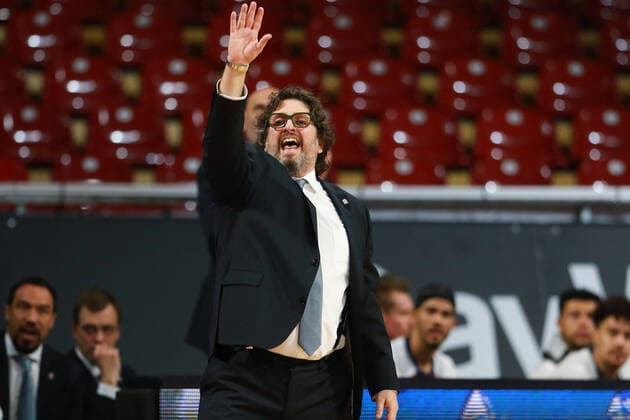 Trainer Andrea Trinchieri (FCBB) gestikuliert Basketball BBL FC Bayern München - Telekom Baskets Bonn im Audi Dome am 16.01.2022 FOTO: Mladen Lackovic LakoPress