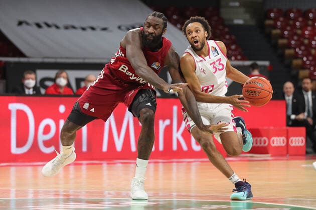 Sport Bilder des Tages Zweikampf zwischen Othello Hunter (Bayern Basketball, 8) und Parker Jackson-Cartwright (Telekom Baskets Bonn, 33) GER, FC Bayern Basketball vs. Telekom Baskets Bonn, 1. Bundesliga, Saison 2021 2022, 16.01.2022, GER, FC Bayern Basketball vs. Telekom Baskets Bonnl, 1. Bundesliga, Saison 2021 2022, 16.01.2022, Muenchen Copyright: xEIBNER MarcelxEngelbrechtx EP_EER