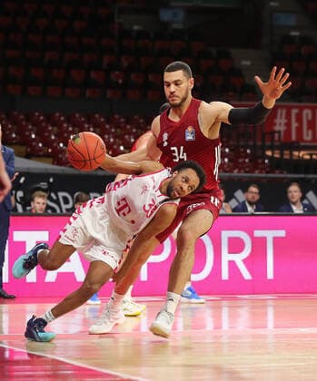 Zweikampf zwischen Parker Jackson-Cartwright (Telekom Baskets Bonn, 33) und Gavin Schilling (Bayern Basketball, 34) GER, FC Bayern Basketball vs. Telekom Baskets Bonn, 1. Bundesliga, Saison 2021 2022, 16.01.2022, GER, FC Bayern Basketball vs. Telekom Baskets Bonnl, 1. Bundesliga, Saison 2021 2022, 16.01.2022, Muenchen Copyright: xEIBNER MarcelxEngelbrechtx EP_EER