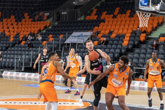 Martynas SAJUS (Medi Bayreuth, 19) Karim JALLOW (Ratiopharm Ulm, 35) Sindarius THORNWELL (Ratiopharm Ulm, 7) Semaj CHRISTON (Ratiopharm Ulm, 0), Ratiopharm Ulm vs. Medi Bayreuth, Basketball, Basketball Bundesliga, 17. Spieltag, 2021 2022, 16.01.2021, Ratiopharm Ulm vs. Medi Bayreuth, Basketball, Basketball Bundesliga, 17. Spieltag, 2021 2022, 16.01.2021 Neu- Ulm Copyright: xEibner-Pressefotox EP_FMR