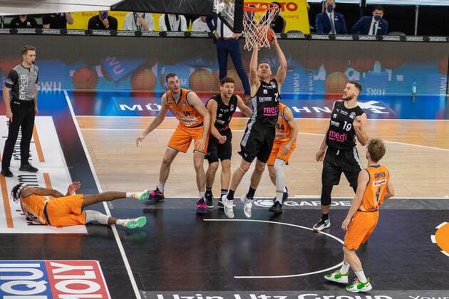 Philipp HERKENHOFF (Ratiopharm Ulm, 14) Per GUENTHER (Ratiopharm Ulm, 6) Camron WELLS (Medi Bayreuth, 22) Martynas SAJUS (Medi Bayreuth, 19), Ratiopharm Ulm vs. Medi Bayreuth, Basketball, Basketball Bundesliga, 17. Spieltag, 2021 2022, 16.01.2021, Ratiopharm Ulm vs. Medi Bayreuth, Basketball, Basketball Bundesliga, 17. Spieltag, 2021 2022, 16.01.2021 Neu- Ulm Copyright: xEibner-Pressefotox EP_FMR