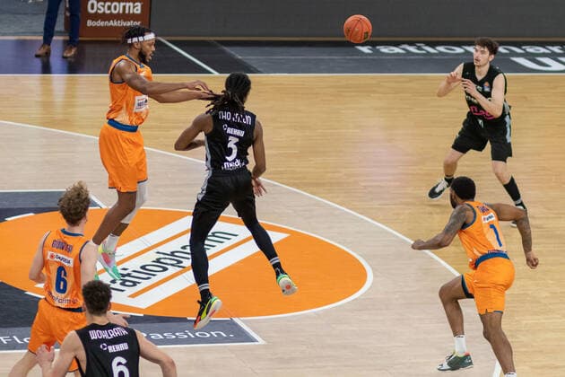 Marcus THORNTON (Medi Bayreuth, 3) Per GUENTHER (Ratiopharm Ulm, 6) Cristiano FELICIO (Ratiopharm Ulm, 1) Kevin WOHLRATH (Medi Bayreuth, 6), Ratiopharm Ulm vs. Medi Bayreuth, Basketball, Basketball Bundesliga, 17. Spieltag, 2021 2022, 16.01.2021, Ratiopharm Ulm vs. Medi Bayreuth, Basketball, Basketball Bundesliga, 17. Spieltag, 2021 2022, 16.01.2021 Neu- Ulm Copyright: xEibner-Pressefotox EP_FMR