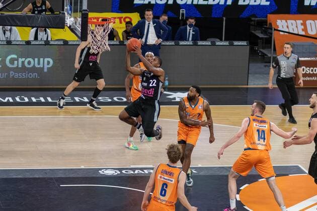 Camron WELLS (Medi Bayreuth, 22) Sindarius THORNWELL (Ratiopharm Ulm, 7) Philipp HERKENHOFF (Ratiopharm Ulm, 14) Per GUENTHER (Ratiopharm Ulm, 6), Ratiopharm Ulm vs. Medi Bayreuth, Basketball, Basketball Bundesliga, 17. Spieltag, 2021 2022, 16.01.2021, Ratiopharm Ulm vs. Medi Bayreuth, Basketball, Basketball Bundesliga, 17. Spieltag, 2021 2022, 16.01.2021 Neu- Ulm Copyright: xEibner-Pressefotox EP_FMR