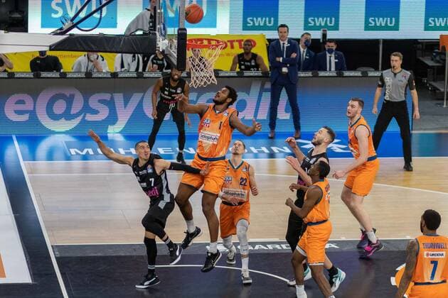 Cristiano FELICIO (Ratiopharm Ulm, 1) Thomas KLEPEISZ (Ratiopharm Ulm, 22) Philip JALALPOOR (Medi Bayreuth, 7 Sindarius THORNWELL (Ratiopharm Ulm, 7), Ratiopharm Ulm vs. Medi Bayreuth, Basketball, Basketball Bundesliga, 17. Spieltag, 2021 2022, 16.01.2021, Ratiopharm Ulm vs. Medi Bayreuth, Basketball, Basketball Bundesliga, 17. Spieltag, 2021 2022, 16.01.2021 Neu- Ulm Copyright: xEibner-Pressefotox EP_FMR