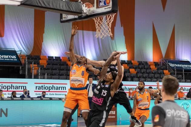 Semaj CHRISTON (Ratiopharm Ulm, 0) Terry ALLEN (Medi Bayreuth, 15) Sindarius THORNWELL (Ratiopharm Ulm, 7), Ratiopharm Ulm vs. Medi Bayreuth, Basketball, Basketball Bundesliga, 17. Spieltag, 2021 2022, 16.01.2021, Ratiopharm Ulm vs. Medi Bayreuth, Basketball, Basketball Bundesliga, 17. Spieltag, 2021 2022, 16.01.2021 Neu- Ulm Copyright: xEibner-Pressefotox EP_FMR