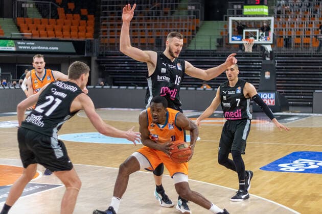Semaj CHRISTON (Ratiopharm Ulm, 0) Philip JALALPOOR (Medi Bayreuth, 7 Janari JOESAAR (Medi Bayreuth, 21) Martynas SAJUS (Medi Bayreuth, 19), Ratiopharm Ulm vs. Medi Bayreuth, Basketball, Basketball Bundesliga, 17. Spieltag, 2021 2022, 16.01.2021, Ratiopharm Ulm vs. Medi Bayreuth, Basketball, Basketball Bundesliga, 17. Spieltag, 2021 2022, 16.01.2021 Neu- Ulm Copyright: xEibner-Pressefotox EP_FMR