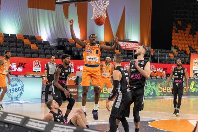 Semaj CHRISTON (Ratiopharm Ulm, 0) Marcus THORNTON (Medi Bayreuth, 3) Terry ALLEN (Medi Bayreuth, 15) Ratiopharm Ulm vs. Medi Bayreuth, Basketball, Basketball Bundesliga, 17. Spieltag, 2021 2022, 16.01.2021, Ratiopharm Ulm vs. Medi Bayreuth, Basketball, Basketball Bundesliga, 17. Spieltag, 2021 2022, 16.01.2021 Neu- Ulm Copyright: xEibner-Pressefotox EP_FMR