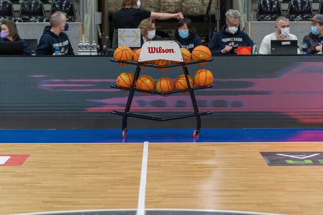 Regal mit offiziellen Basketball Spielbaellen in der Krollmann Arena Hagen, im Hintergrund sitzen die Offiziellen, Phoenix Hagen vs. TEAM Ehingen Urspring, BARMER 2. Basketball Bundesliga, 20. Spieltag, Saison 2021 2022, 15.01.2022 Phoenix Hagen vs. TEAM Ehingen Urspring, BARMER 2. Basketball Bundesliga, 20. Spieltag, Saison 2021 2022, 15.01.2022 Hagen Copyright: xFabianxFriesex xEibner-Pressefotx EP_FFE