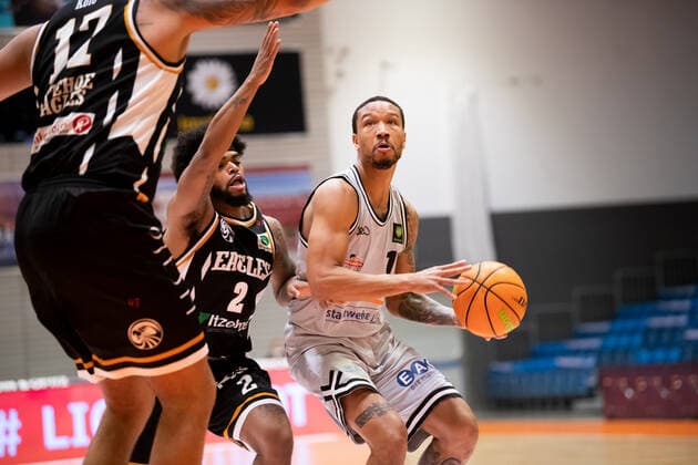 BARMER 2. Basketball Bundesliga Saison 2021 2022 Spieltag 20 am 16.01.22 Medipolis SC Jena vs Itzehoe Eagles v.re. Rayshawn Simmons (Jena) am Ball gegen Myles Alexander Charvis (Itzehoe) Sparkassen Arena