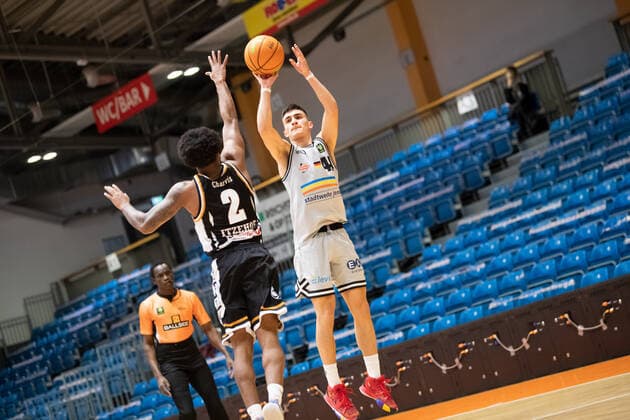 BARMER 2. Basketball Bundesliga Saison 2021 2022 Spieltag 20 am 16.01.22 Medipolis SC Jena vs Itzehoe Eagles v.re. Vuk Radojicic (Jena) beim Wurf gegen Myles Alexander Charvis (Itzehoe) Sparkassen Arena