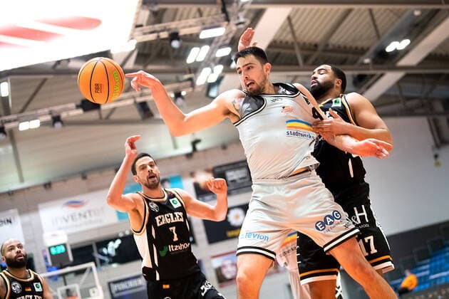 Sport Bilder des Tages BARMER 2. Basketball Bundesliga Saison 2021 2022 Spieltag 20 am 16.01.22 Medipolis SC Jena vs Itzehoe Eagles Beim energischen Rebound gegeneinander v.re. Alexander Herrera (Jena) gegen Yasin Kolo (Itzehoe) Sparkassen Arena
