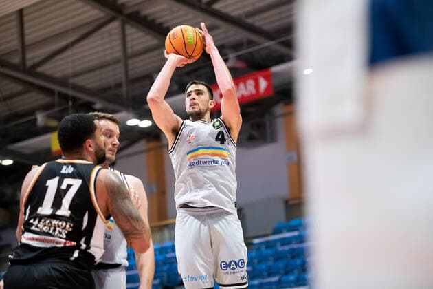 BARMER 2. Basketball Bundesliga Saison 2021 2022 Spieltag 20 am 16.01.22 Medipolis SC Jena vs Itzehoe Eagles Mitte: Alexander Herrera (Jena) beim Wurf Sparkassen Arena