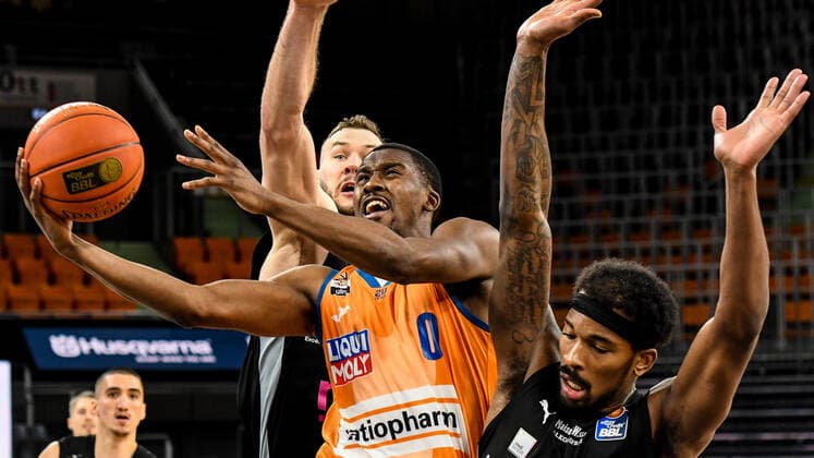 GER, BBL, ratiopharm ulm vs medi Bayreuth 16.01.2022, ratiopharm arena, Neu-Ulm, GER, BBL, ratiopharm ulm vs medi Bayreuth, im Bild Semaj Christon (Ulm, 0) setzt sich gegen Martynas Sajus (Bayreuth, 19) und Terry Allen (Bayreuth, 15) durch