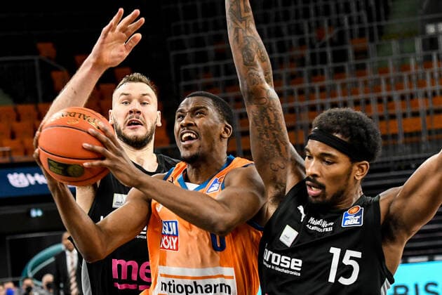 GER, BBL, ratiopharm ulm vs medi Bayreuth 16.01.2022, ratiopharm arena, Neu-Ulm, GER, BBL, ratiopharm ulm vs medi Bayreuth, im Bild Semaj Christon (Ulm, 0) setzt sich gegen Martynas Sajus (Bayreuth, 19) und Terry Allen (Bayreuth, 15) durch