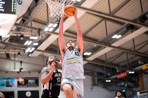 BARMER 2. Basketball Bundesliga Saison 2021 2022 Spieltag 20 am 16.01.22 Medipolis SC Jena vs Itzehoe Eagles Mitte: Alexander Herrera (Jena) geht gegen Yasin Kolo (Itzehoe) zum Korb Sparkassen Arena