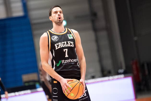 BARMER 2. Basketball Bundesliga Saison 2021 2022 Spieltag 20 am 16.01.22 Medipolis SC Jena vs Itzehoe Eagles Marko Boksic (Itzehoe), Portrait, beim Freiwurf Sparkassen Arena
