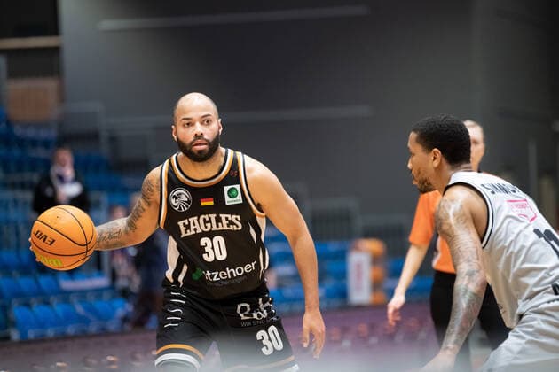 BARMER 2. Basketball Bundesliga Saison 2021 2022 Spieltag 20 am 16.01.22 Medipolis SC Jena vs Itzehoe Eagles v.li. am Ball Filmore Beck (Itzehoe) gegen Rayshawn Simmons (Jena) Sparkassen Arena