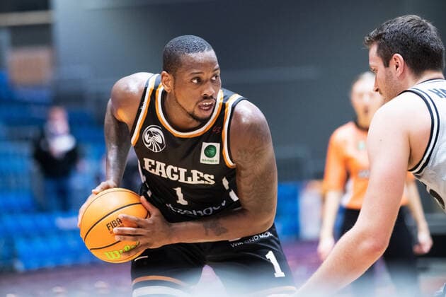 BARMER 2. Basketball Bundesliga Saison 2021 2022 Spieltag 20 am 16.01.22 Medipolis SC Jena vs Itzehoe Eagles v.li. am Ball Christopher Jaleel Hooper (Itzehoe) gegen Stephan Haukohl (Jena) Sparkassen Arena